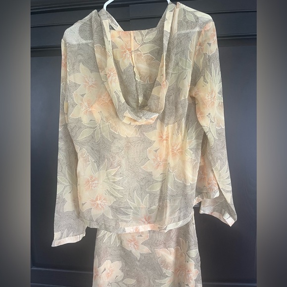 Women’s Size Small Tommy Bahama, Silk cocktail party /beach party skirt set - Picture 4 of 6